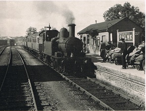 1400 Class 0-4-2 tank arriving in Calne with auto trailers